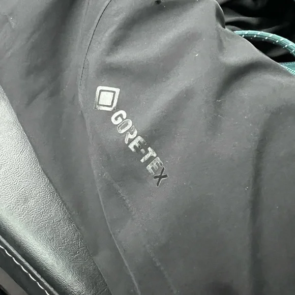 Arc’teryx - Small - Women’s- Gore-Tex long black rain jacket - Picture 6 of 8